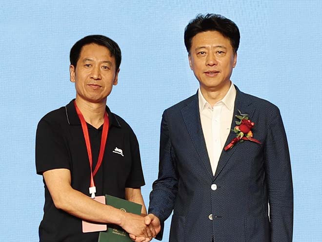黄凤东与中国硬笔书法协会主席李冰